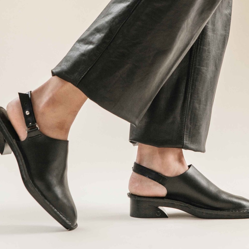 Hilos Aurora Soft Square Toe Slingback Mule / size 8.5 (runs big)